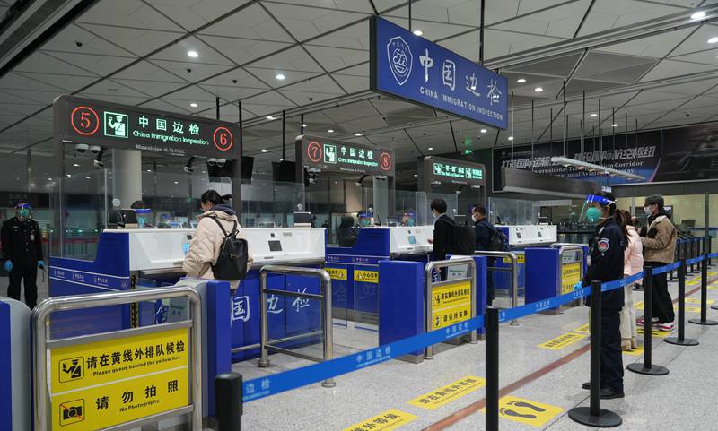 陜西邊檢總站民警為出入境旅客辦理通關手續(xù)。陜西出入境邊防檢查總站供圖
