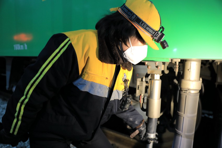 延安火車站上水工強莉莉正在進行上水作業(yè)。許靜 攝