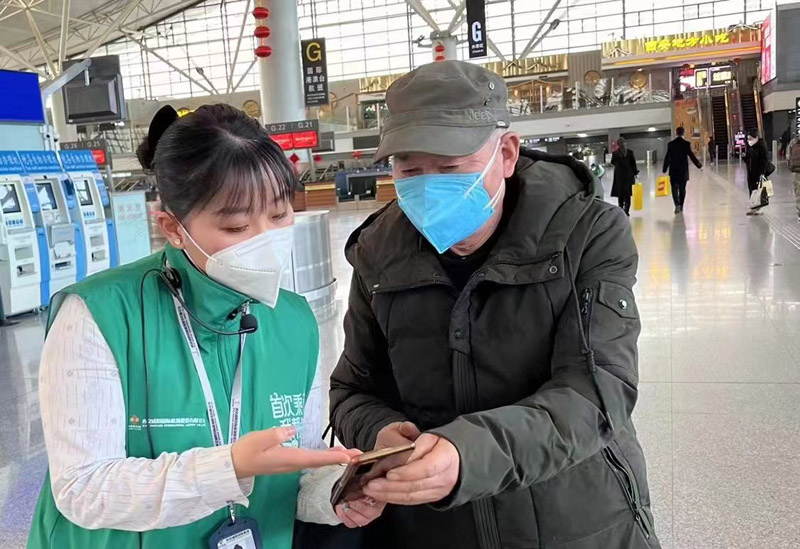 邊欣陽正在詢問老人需要什么幫助。受訪者供圖