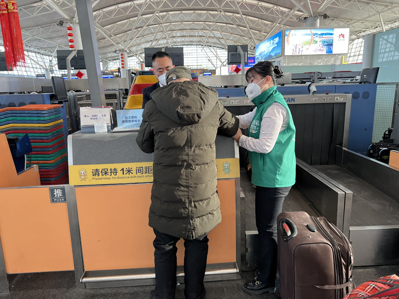 邊欣陽幫助老人辦理行李托運事宜。受訪者供圖
