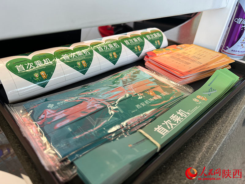 旅客服務(wù)中心的臺子上擺放著口罩、服務(wù)指南等，方便旅客使用。人民網(wǎng) 鄧楠攝