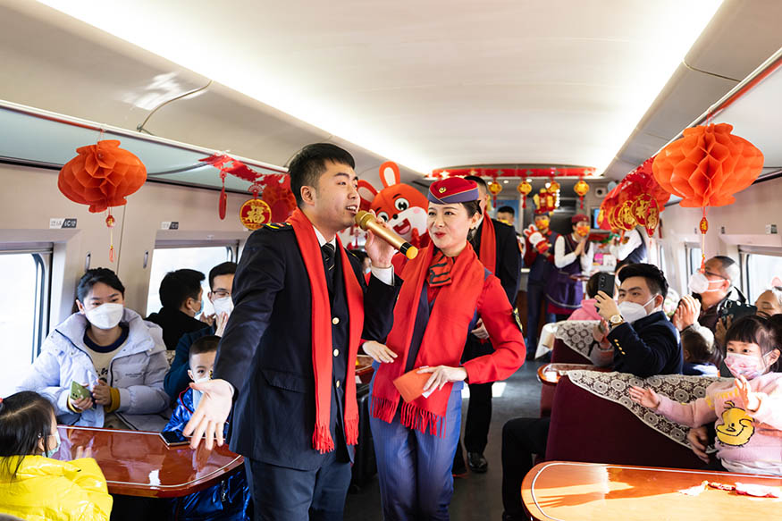 西安北至深圳北G824次列車(chē)，高鐵和地鐵乘務(wù)員在車(chē)廂內(nèi)載歌載舞為旅客送上新年祝福。劉翔 攝