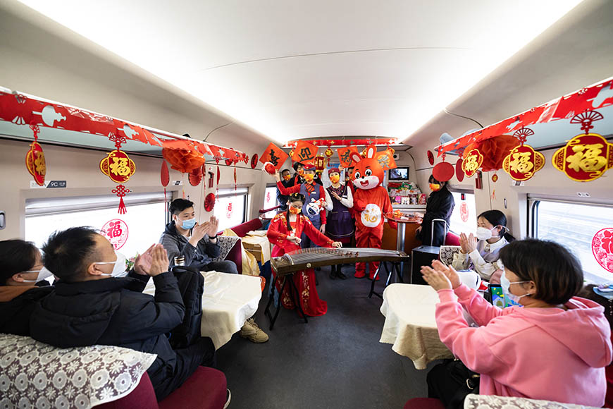 西安北至深圳北G824次列車，高鐵乘務(wù)員在車廂內(nèi)彈奏古箏為旅客送上新年祝福。劉翔 攝