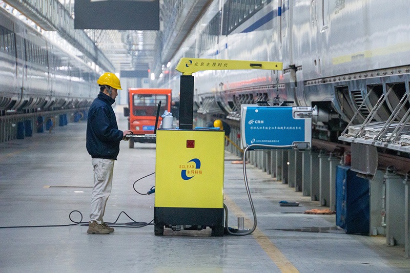 除夕當(dāng)天，動(dòng)車組機(jī)械師正在進(jìn)行動(dòng)車組空心車軸探傷作業(yè)。王子俊 攝