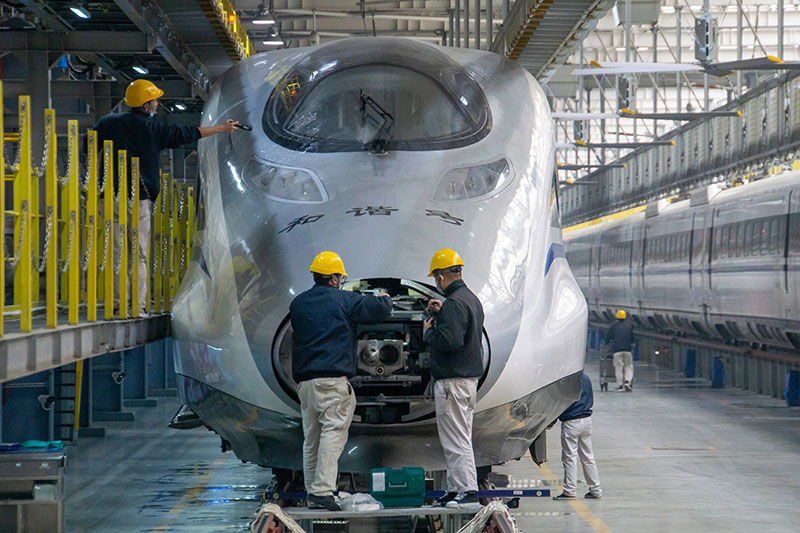 除夕當(dāng)天，中國鐵路西安局集團(tuán)有限公司西安動(dòng)車段的動(dòng)車組機(jī)械師正在檢查動(dòng)車組車鉤。王子俊 攝