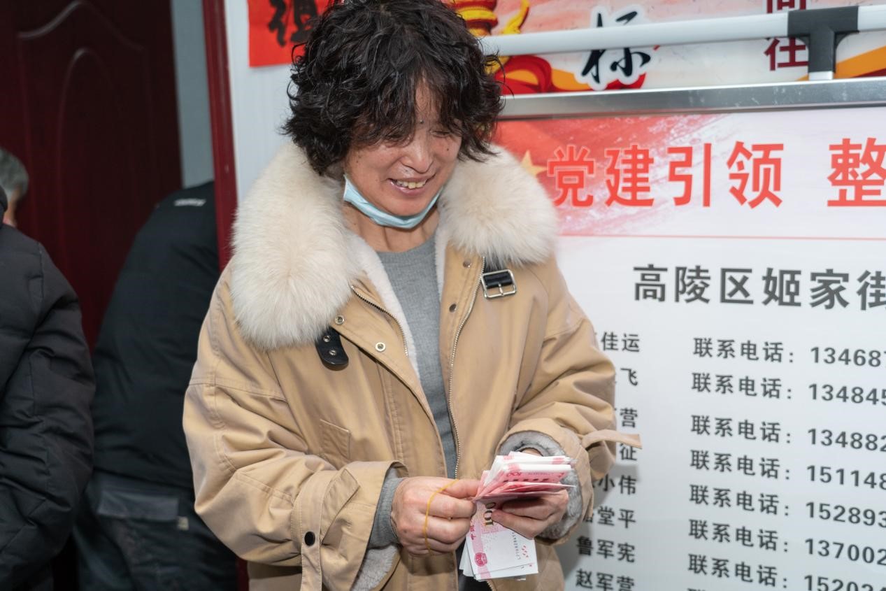 拿到分紅的村民喜笑顏開(kāi)。呂斌 攝