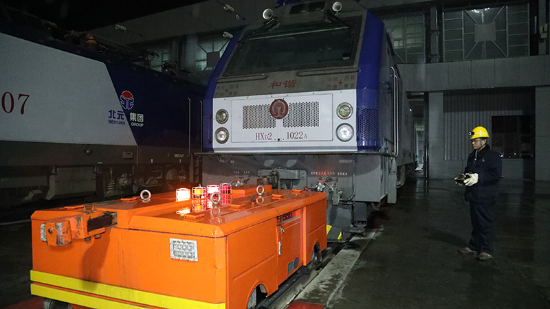 張輝在操作公鐵兩用車(chē)將機(jī)車(chē)推進(jìn)庫(kù)內(nèi)鏇輪機(jī)床上。糜強(qiáng)攝