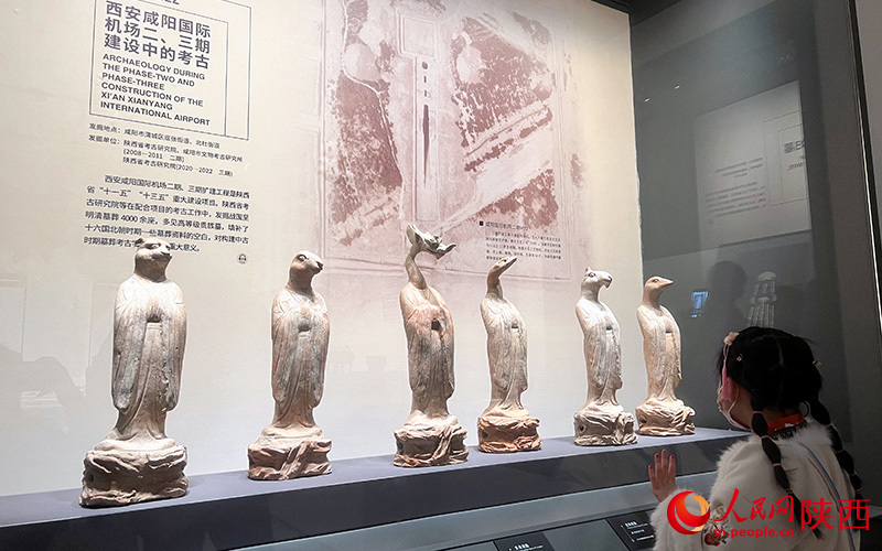 大年初一，游客在陜西考古博物館里參觀。人民網(wǎng) 鄧楠攝
