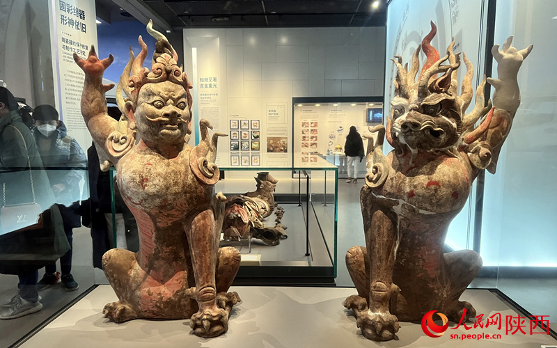 彩繪陶鎮(zhèn)墓獸。人民網(wǎng) 鄧楠攝