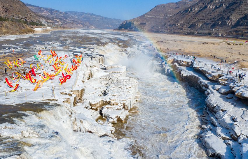 黃河壺口瀑布流凌冰掛高懸。楊峰 攝