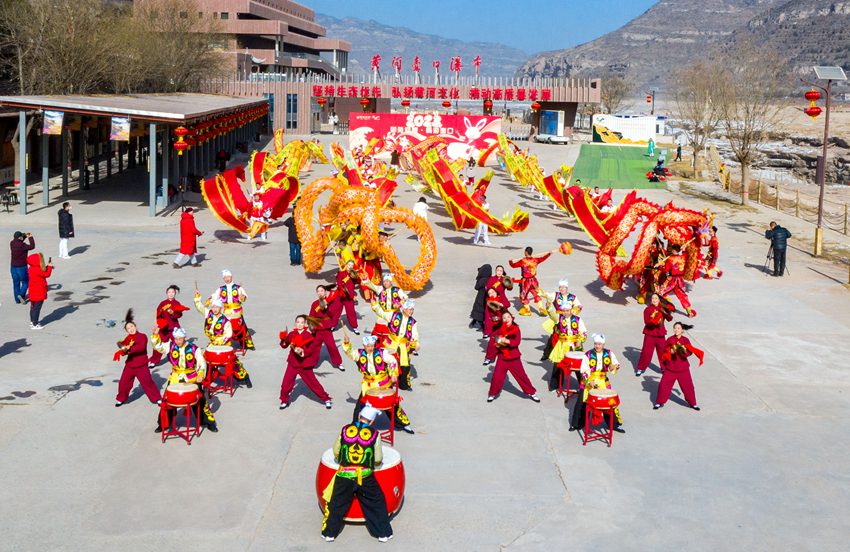 春節(jié)期間，陜西黃河壺口瀑布景區(qū)推出精彩非遺民俗活動(dòng)。楊峰 攝