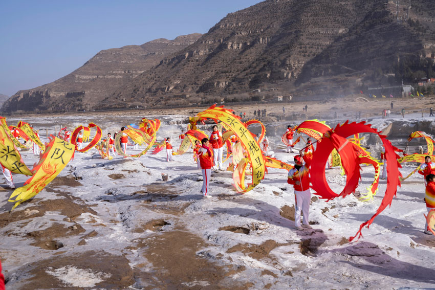 春節(jié)期間，陜西黃河壺口瀑布景區(qū)推出精彩非遺民俗活動。楊峰 攝