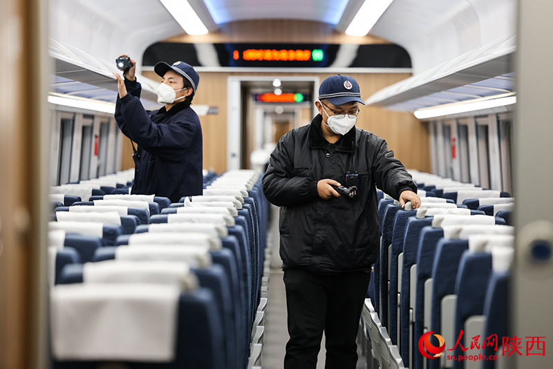 1月26日，西安客車(chē)車(chē)輛段，鐵路檢修“小哥”們正在檢查動(dòng)力集中型動(dòng)車(chē)組乘客座椅和行李架狀態(tài)。劉翔攝