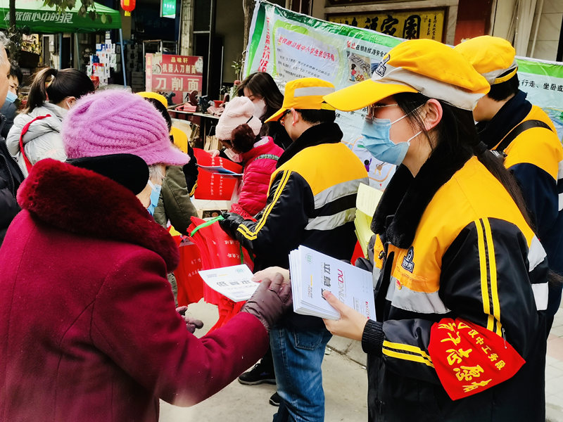 圖為鐵路安全知識宣傳活動，王瑩作為志愿者在現(xiàn)場進行講解。王建博攝