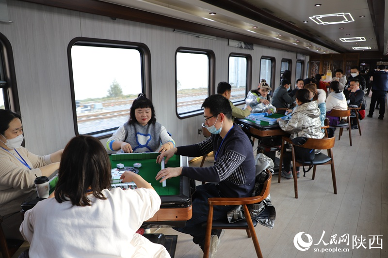“西安—柞水”旅游定制專列上，配置了麻將桌，KTV、影院、按摩椅等娛樂設(shè)施。人民網(wǎng)鄒星 攝