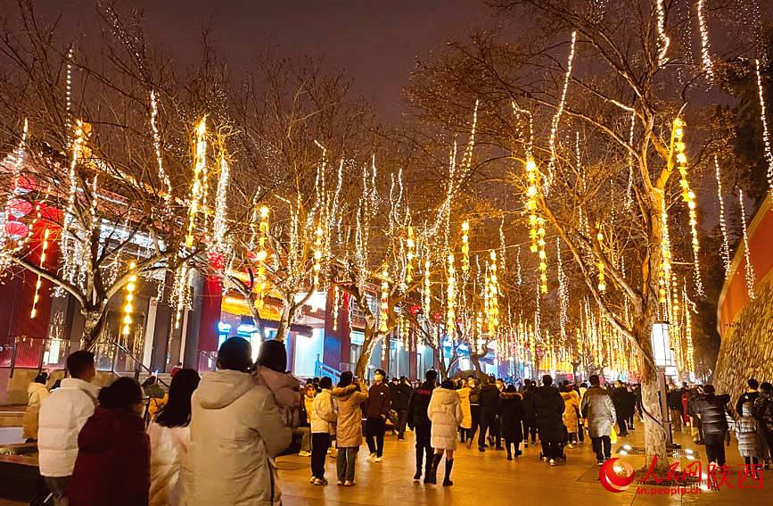 大唐不夜城步行街兩側(cè)掛滿詩(shī)詞燈飾。 人民網(wǎng) 賈凱璐攝