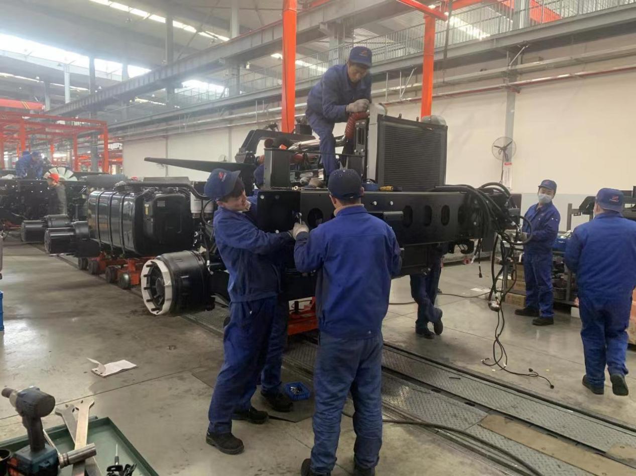 同力重工西坡基地總裝車間內(nèi)，工作人員有序作業(yè)。 受訪者供圖