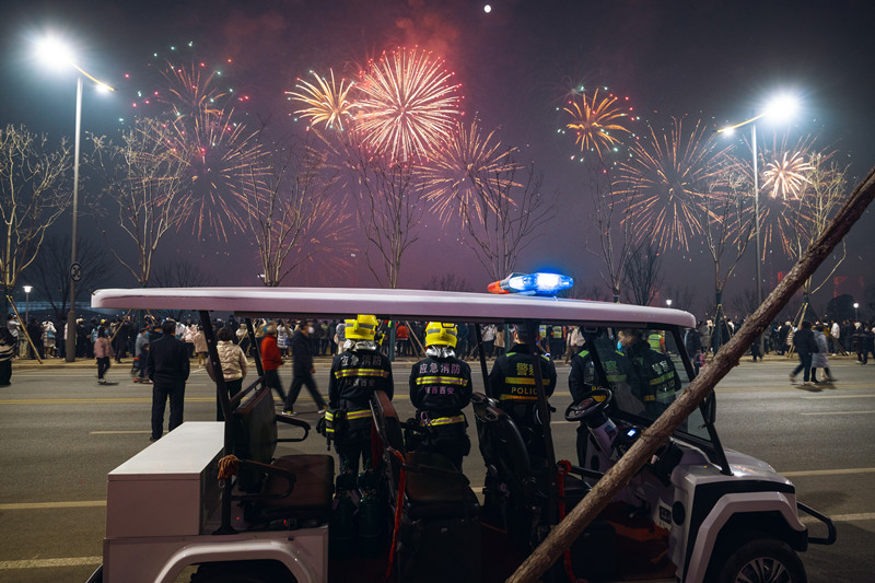2月5日，西安國際港務(wù)區(qū)煙火秀，消防員及民警在現(xiàn)場執(zhí)勤。孫崇明攝