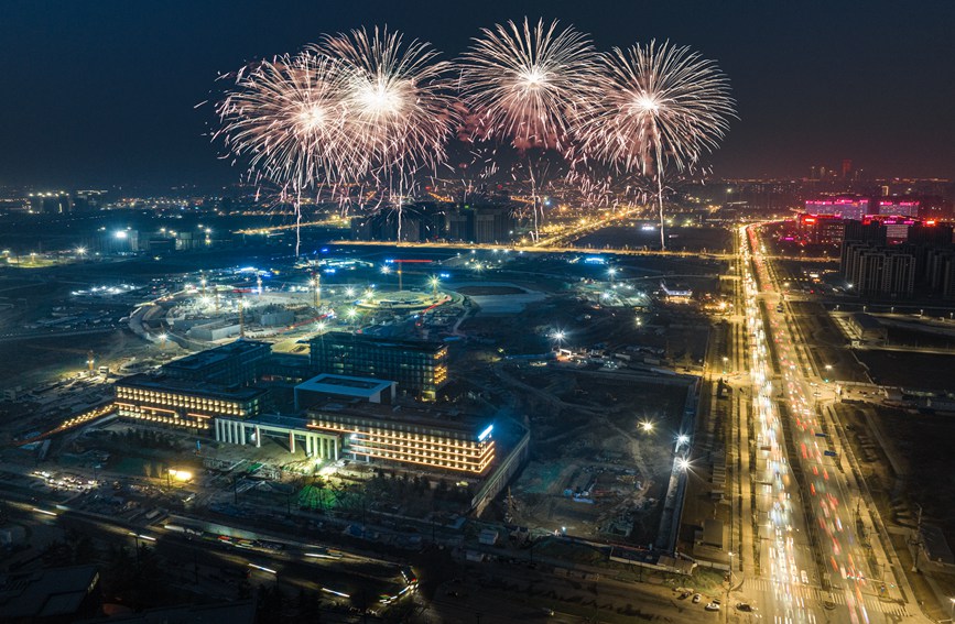 2月5日，高新區(qū)絲路科學城中央創(chuàng)新區(qū)煙火秀現(xiàn)場。高新區(qū)供圖