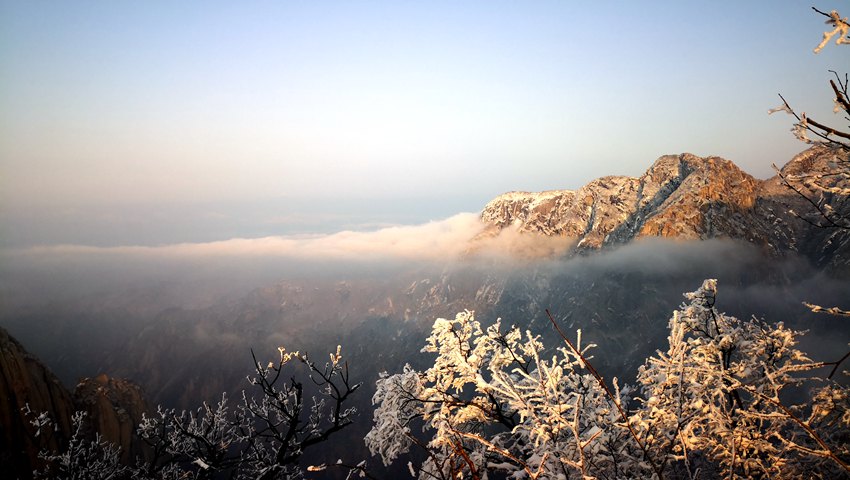 雪霽初晴 華山巍峨美如畫。左小峰 攝