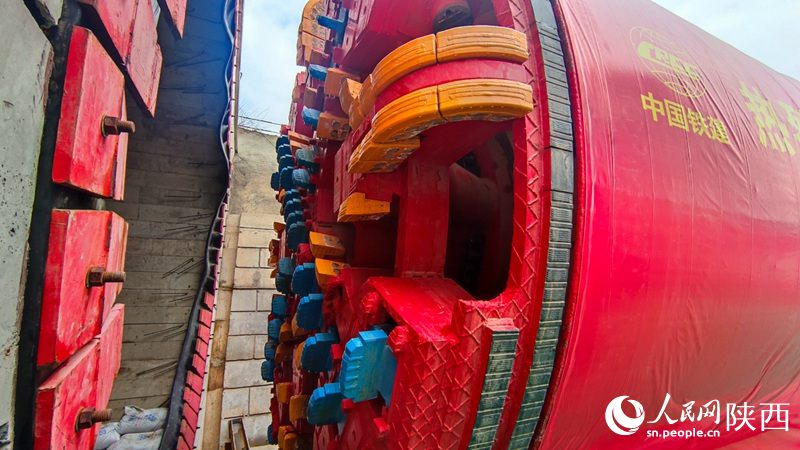 盾構(gòu)機(jī)已準(zhǔn)備好開鑿隧道。人民網(wǎng) 黨童攝