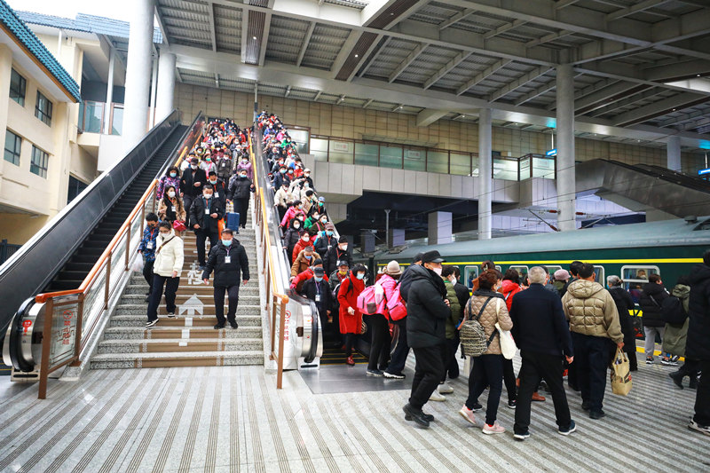旅客們依次搭上Y536次春游定制服務(wù)列車。敬雨橋攝