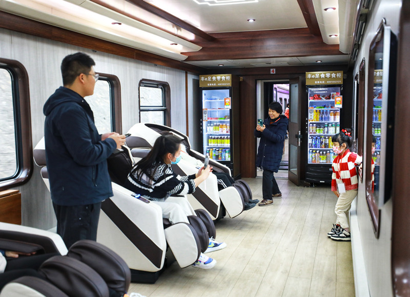 列車提供爆米花、烤腸、茶飲、按摩椅等服務(wù)。敬雨橋攝