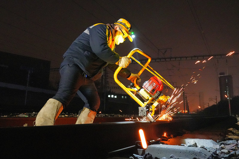 打磨鋼軌。田鋒力 攝