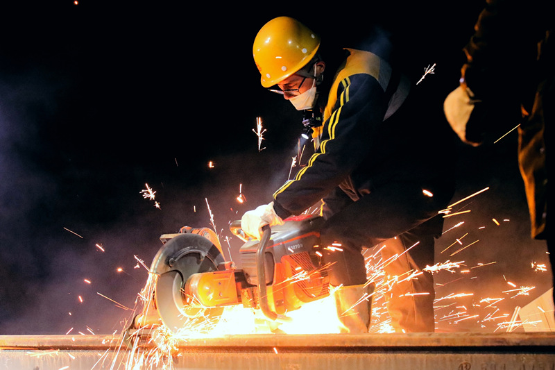 鋼軌切割。喬小虎 攝