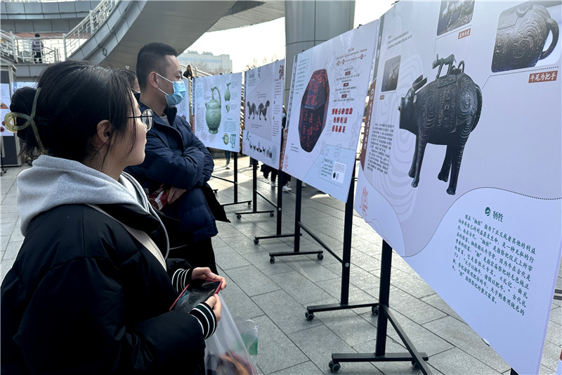 市民們正在觀看陜西歷史博物館的精品文物展板。李志強 攝