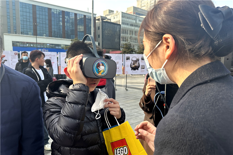 市民可通過VR眼鏡現(xiàn)場體驗陜西歷史博物館的數字課堂。李志強 攝