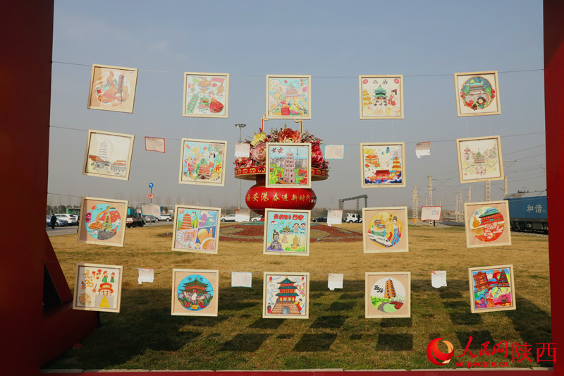 西安市少年兒童創(chuàng)作的“我的家鄉(xiāng)——西安”手繪畫將通過文化班列送往哈薩克斯坦的孩子手中。李志強 攝