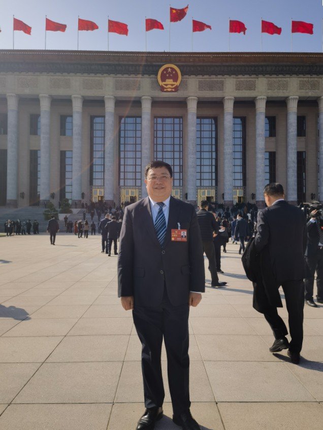 全國(guó)政協(xié)委員、民建中央常委、陜西省委會(huì)主委，陜西省政協(xié)副主席李忠民