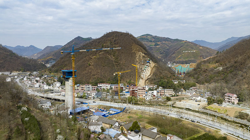 西康高鐵全線最大跨度連續(xù)梁啟動澆筑。楊丙峰 攝