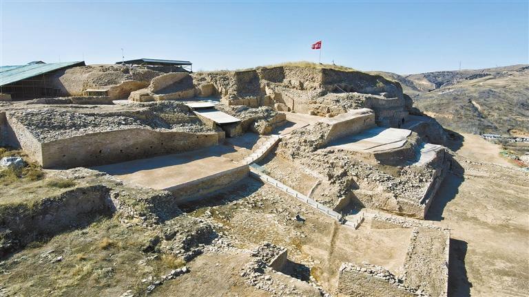 石峁遺址是中華文明探源工程的重要組成部分。圖為3月1日記者航拍的石峁遺址核心區(qū)皇城臺。 記者 李旭佳攝