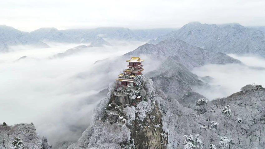 春雪落秦嶺，銀裝素裹美如畫。張玉龍 攝
