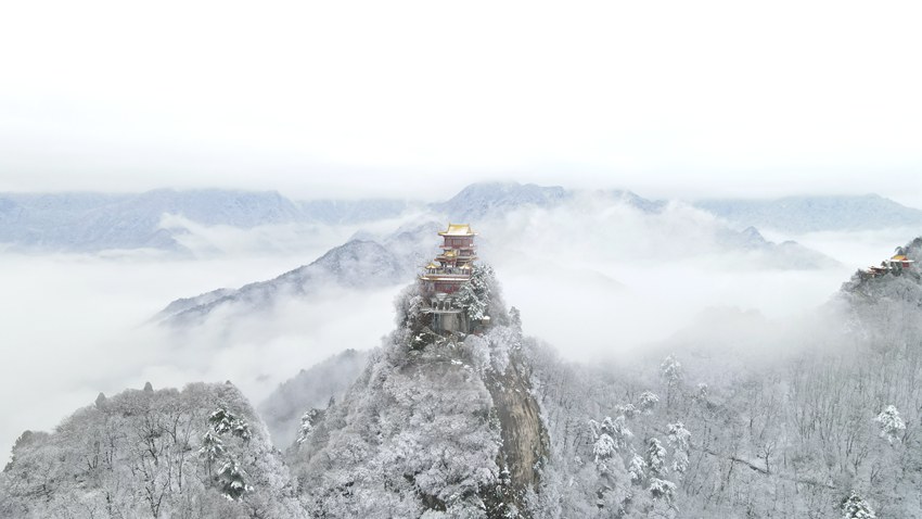 春雪落秦嶺，銀裝素裹美如畫。張玉龍 攝
