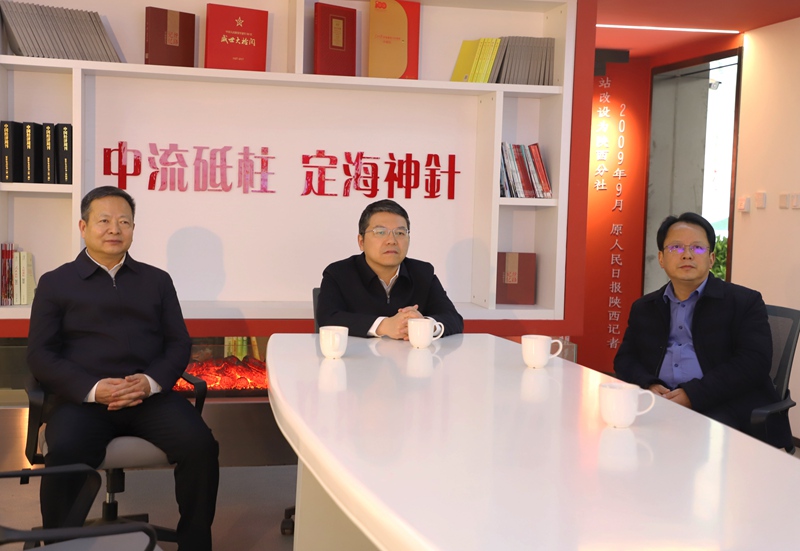 3月20日下午陜西省委常委、宣傳部部長孫大光一行到人民日報社陜西分社調(diào)研。人民網(wǎng)記者吳超 攝