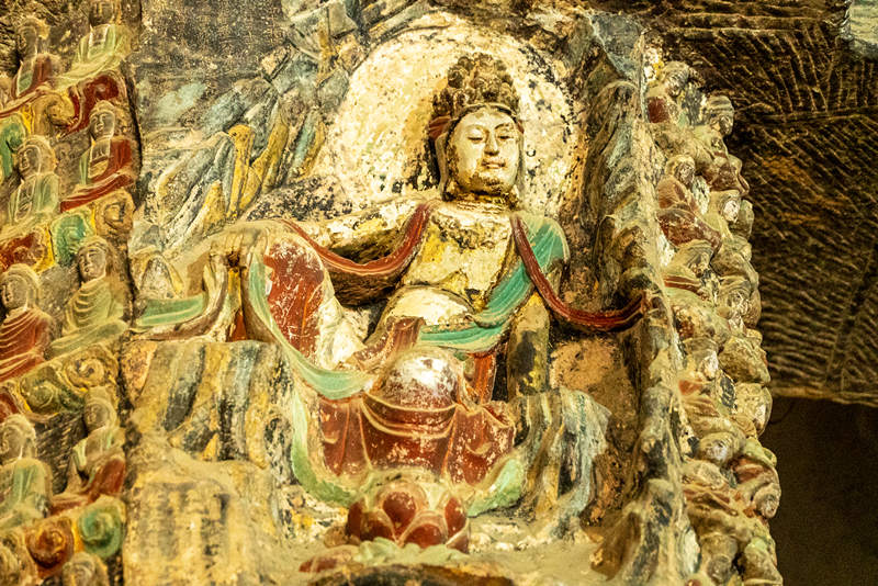 鐘山石窟內(nèi)有大小佛像萬余尊，故稱萬佛巖，窟內(nèi)雕梁畫棟，萬佛森列，泥金彩繪，保留千年經(jīng)久不衰。 子長市委宣傳部供圖
