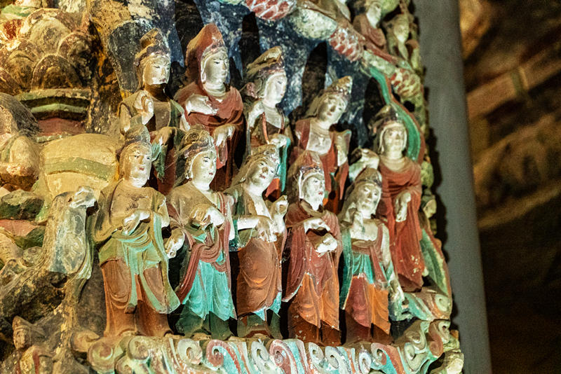 鐘山石窟內(nèi)有大小佛像萬余尊，故稱萬佛巖，窟內(nèi)雕梁畫棟，萬佛森列，泥金彩繪，保留千年經(jīng)久不衰。 子長市委宣傳部供圖