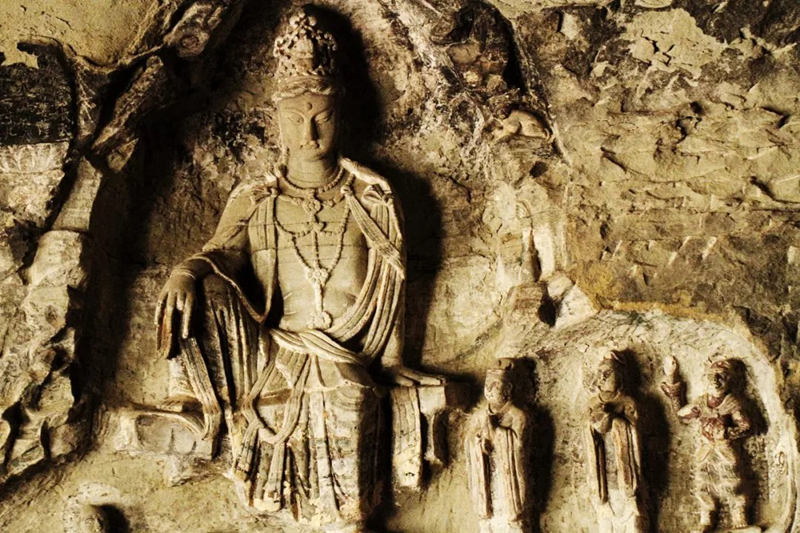 鐘山石窟內(nèi)有大小佛像萬余尊，故稱萬佛巖，窟內(nèi)雕梁畫棟，萬佛森列，泥金彩繪，保留千年經(jīng)久不衰。 子長市委宣傳部供圖