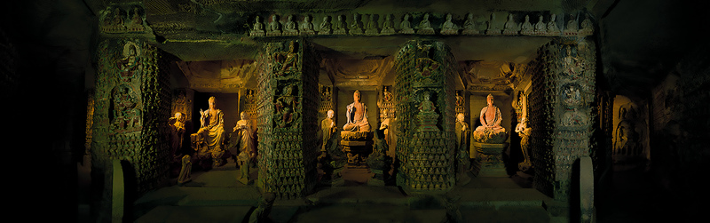 鐘山石窟內(nèi)有大小佛像萬(wàn)余尊，故稱萬(wàn)佛巖，窟內(nèi)雕梁畫棟，萬(wàn)佛森列，泥金彩繪，保留千年經(jīng)久不衰。 敦煌研究院 吳健 攝