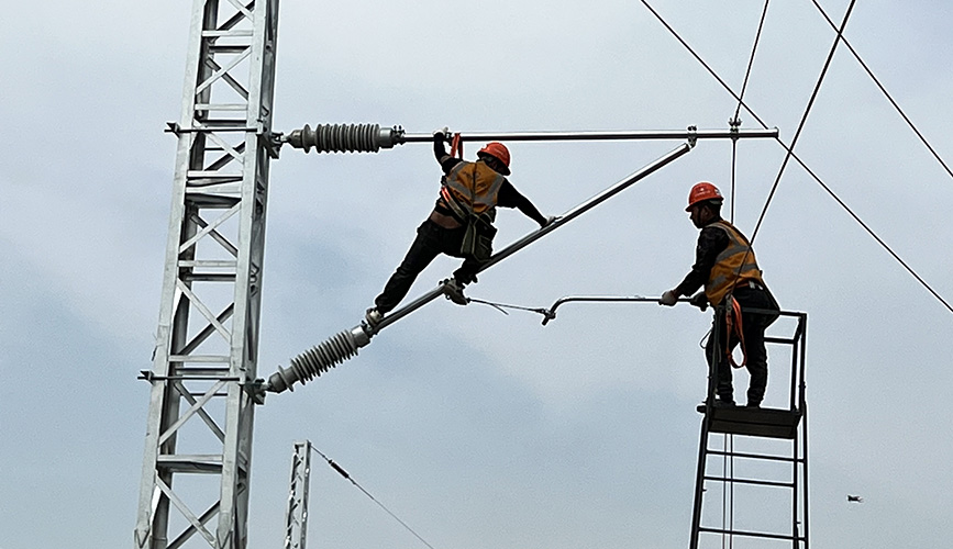 西康鐵路便線施工現(xiàn)場，建設(shè)者們抓緊施工作業(yè)。人民網(wǎng) 鄧楠攝