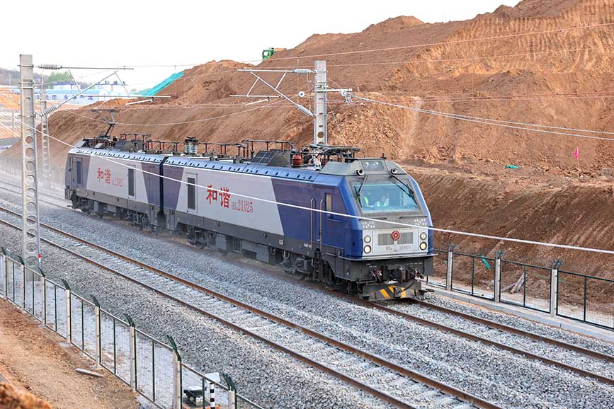西安東站建設(shè)區(qū)域，電力機(jī)車從剛剛開通的西康便線順利通過。劉翔攝