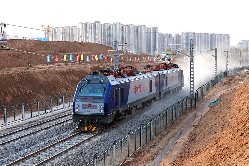 西安東站建設(shè)區(qū)域，電力機(jī)車從剛剛開(kāi)通的西康便線順利通過(guò)。劉翔攝