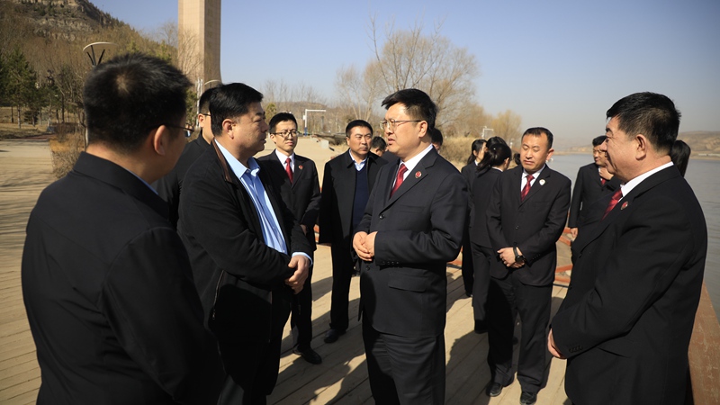 榆林市檢察院聯(lián)合榆林市河長辦、榆林市公安局開展“河湖長+檢察長+警長”黃河聯(lián)合巡河，對14個公益訴訟治理點進行“回頭看”。陜西省人民檢察院供圖