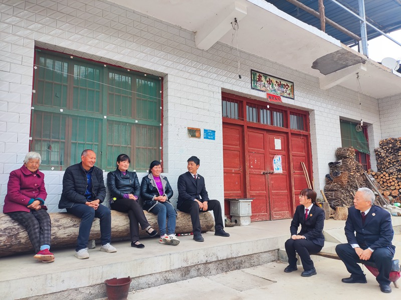 丹鳳縣檢察院向庾嶺鎮(zhèn)村民宣傳即將施行的《黃河保護法》。陜西省人民檢察院供圖