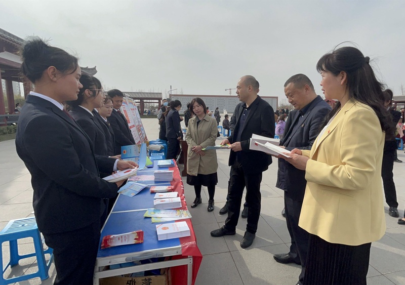 潼關(guān)縣人民檢察院開展黃河生態(tài)保護(hù)普法宣傳。陜西省人民檢察院供圖