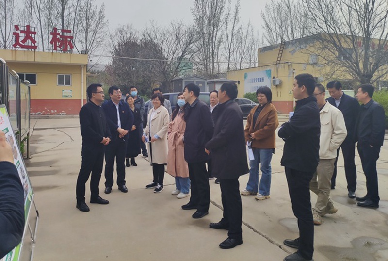 陜西省發(fā)改委黃河辦、省檢察院、省自然資源廳、省生態(tài)環(huán)境廳、省測繪局相關同志聯(lián)合查看2022年黃河警示片反映臨渭區(qū)垃圾填埋場滲濾液直排渭河污染環(huán)境案件現(xiàn)場。陜西省人民檢察院供圖