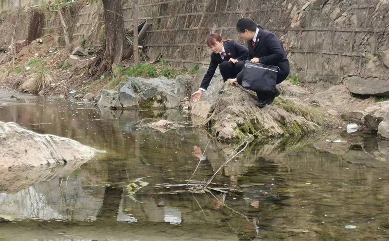 丹鳳縣檢察院前往爐道河實(shí)地查看河流污染情況。陜西省人民檢察院供圖